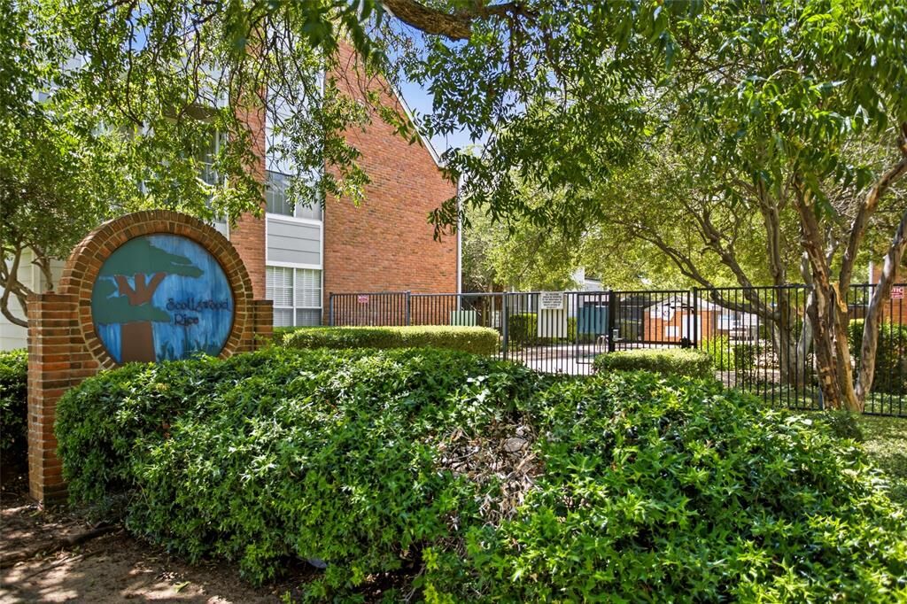 Property Photo: 3206 S Fielder Road 100 TX 76015
