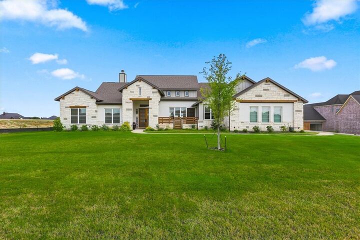 Property Photo: 1020 Hartson Way TX 76065