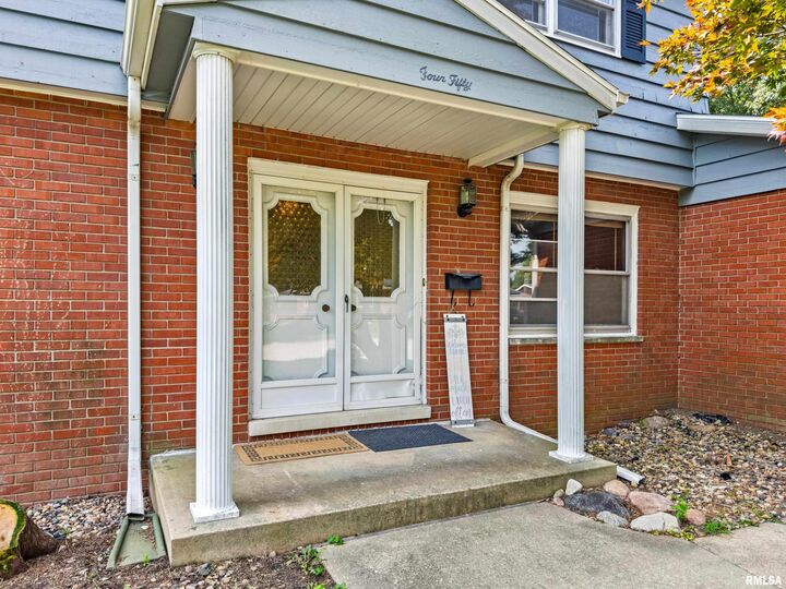 Property Photo: 450 E Forestwood Street IL 61550
