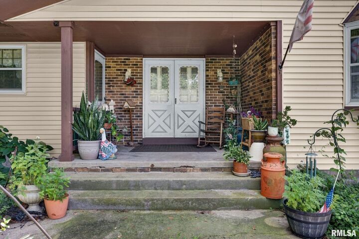 Property Photo:  800 E 8th Street  IL 61734 