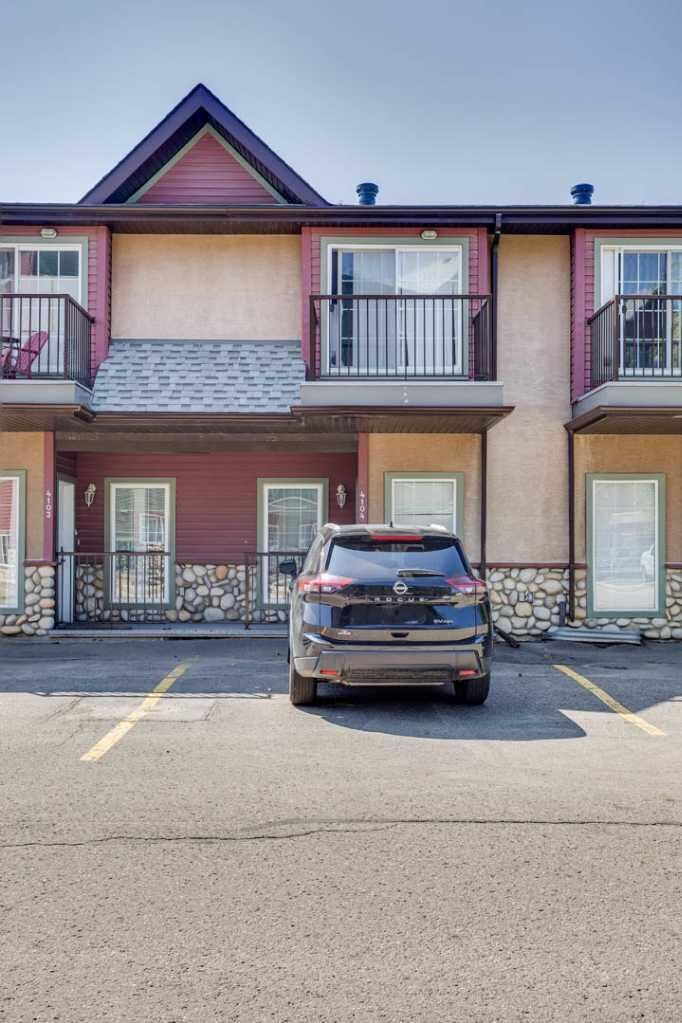 Property Photo: 200 Lougheed Drive 4104 AB T9K 2W3