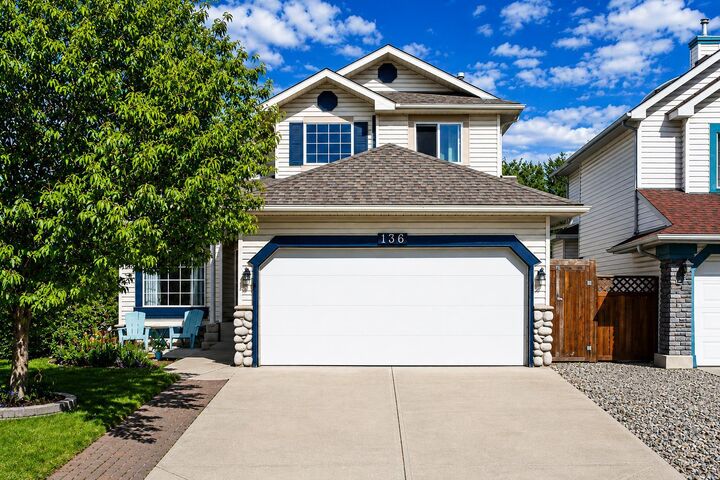 136 Douglas Glen Heath SE — photo 1