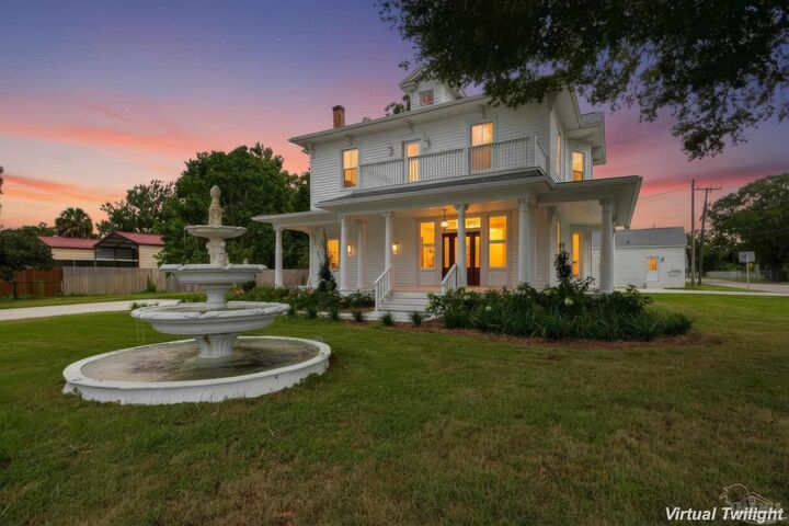Property Photo: 2808 E De Soto St FL 32503