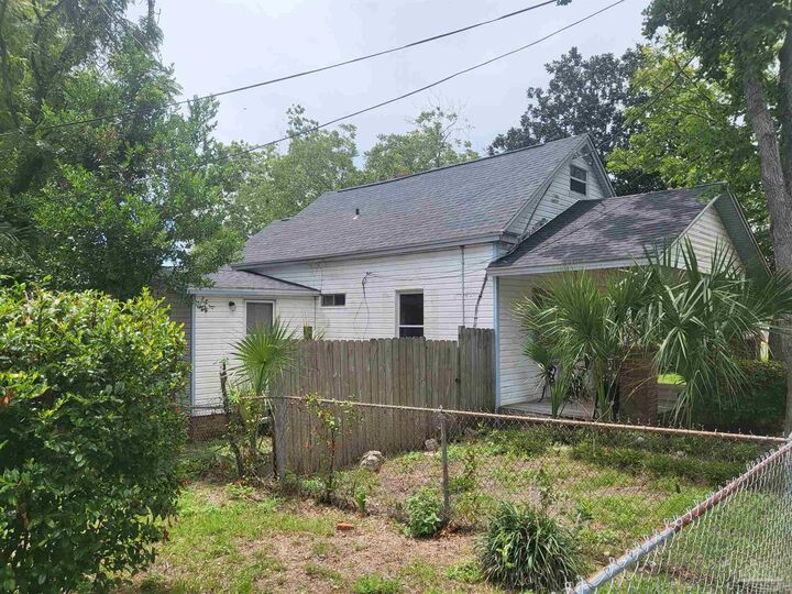 Property Photo:  1301/1305 E La Rua St  FL 32501 