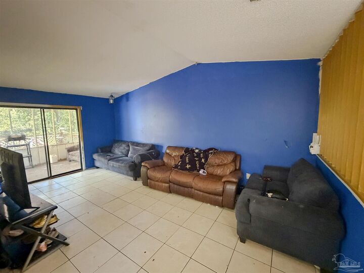 Property Photo: 4619 Gladstone Dr FL 32514