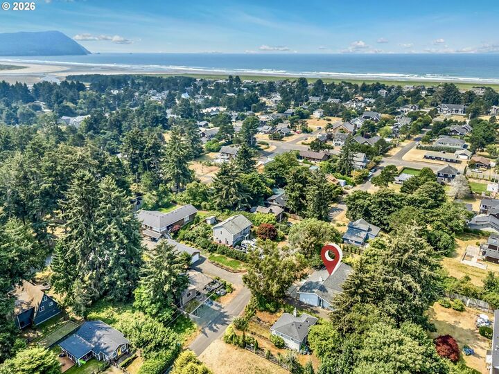 Property Photo:  712 B St  OR 97138 