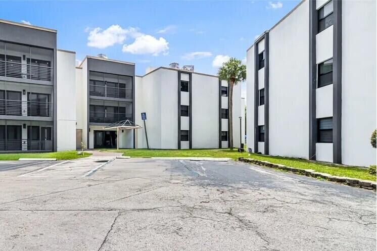 Property Photo: 4040 N Hills Drive 31 FL 33021