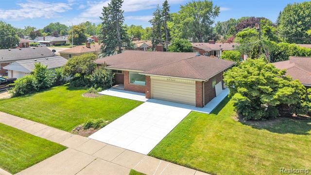 Property Photo: 26327 Woodworth Circle MI 48127
