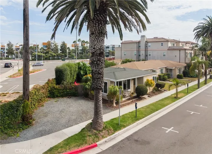 Property Photo:  320 2nd Street  CA 92648 