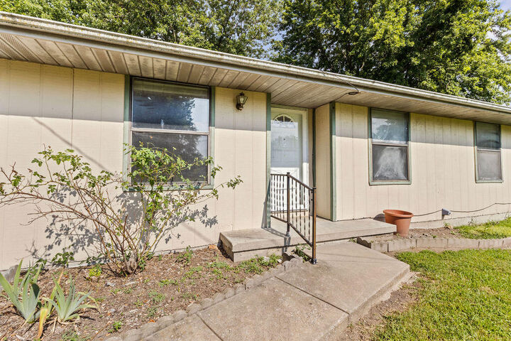 Property Photo:  1738 N Oak Grove Avenue  MO 65803 