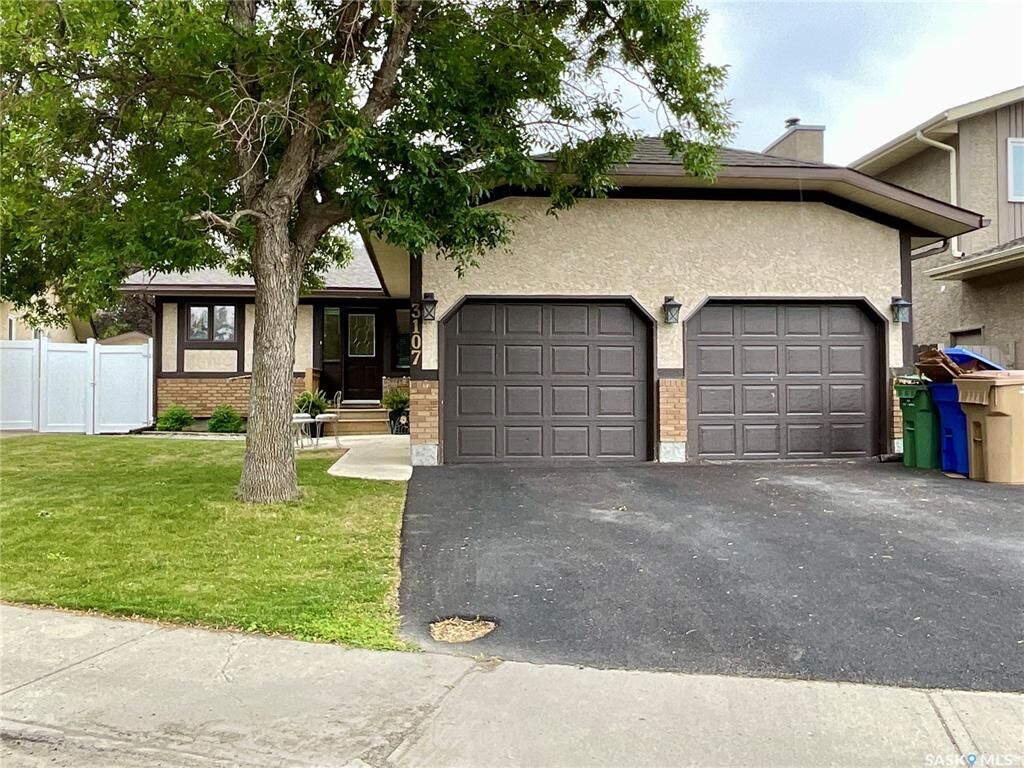 Property Photo:  3107 Andreychuk Place E  SK S4V 2C5 