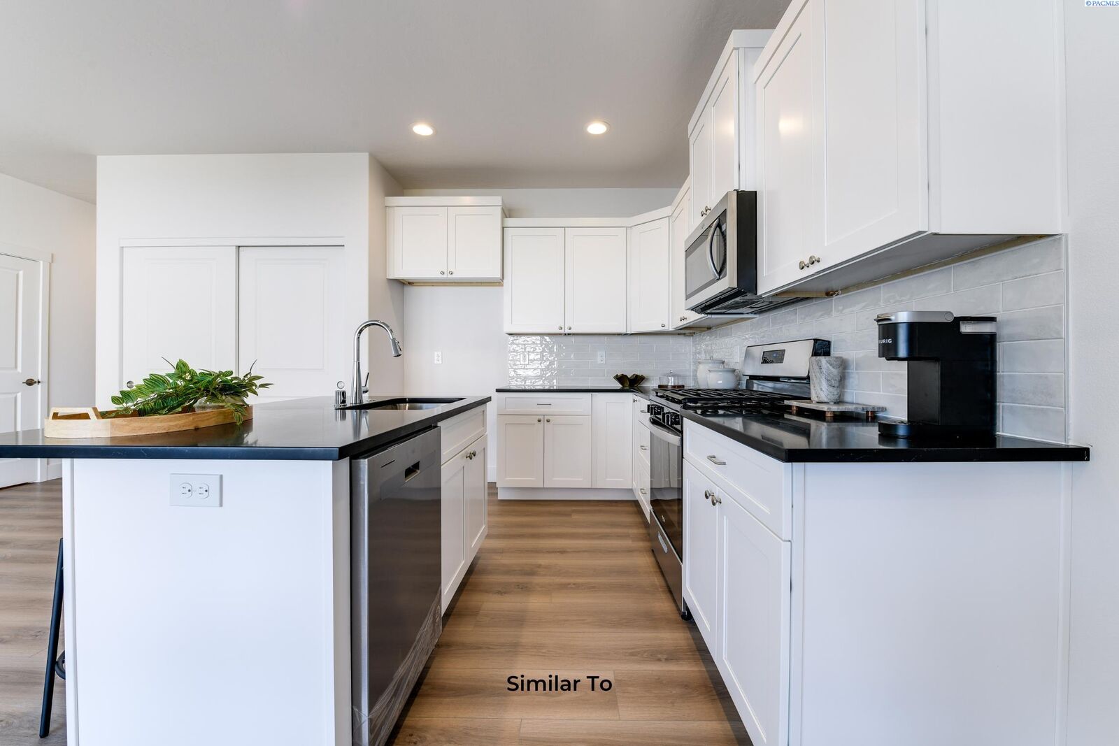 Property Photo: 7513 Grapevine Ct WA 99353