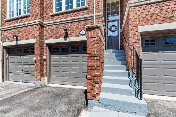 Property Photo: 435 Hensall Circle 29 ON L5A 4P1