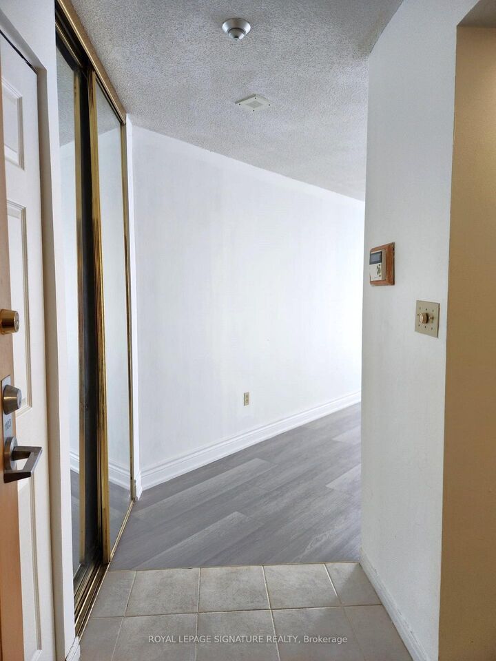 Property Photo:  5 Concorde Place 1103  ON M3C 3M8 