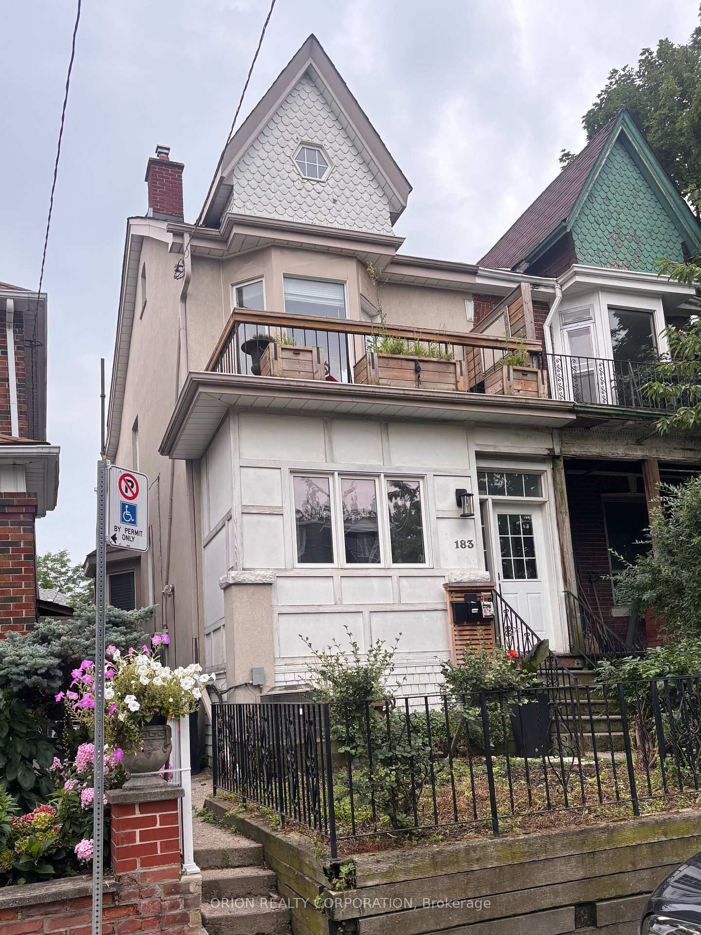 Property Photo:  183 Essex Street 1  ON M6G 1T6 