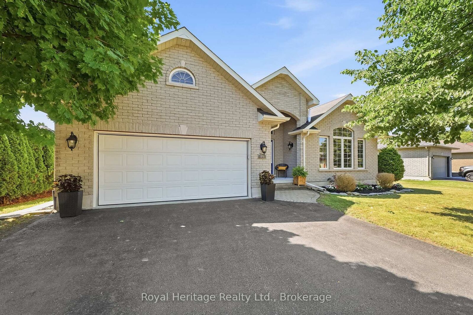 Property Photo: 24 Iroquois Avenue ON K0K 1H0