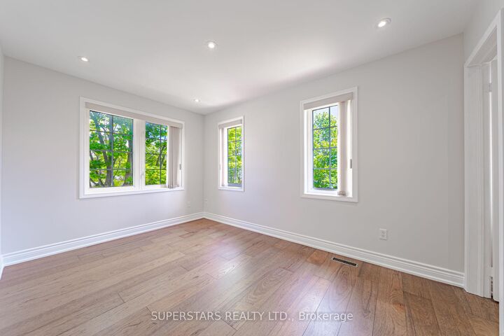 45 Tower Bridge Crescent — photo 1