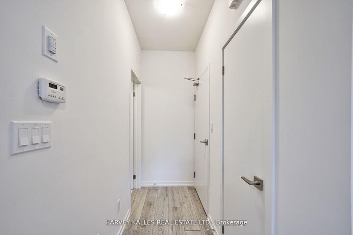 Property Photo: 17 Lytham Green Circle 21 ON L3Y 0H4