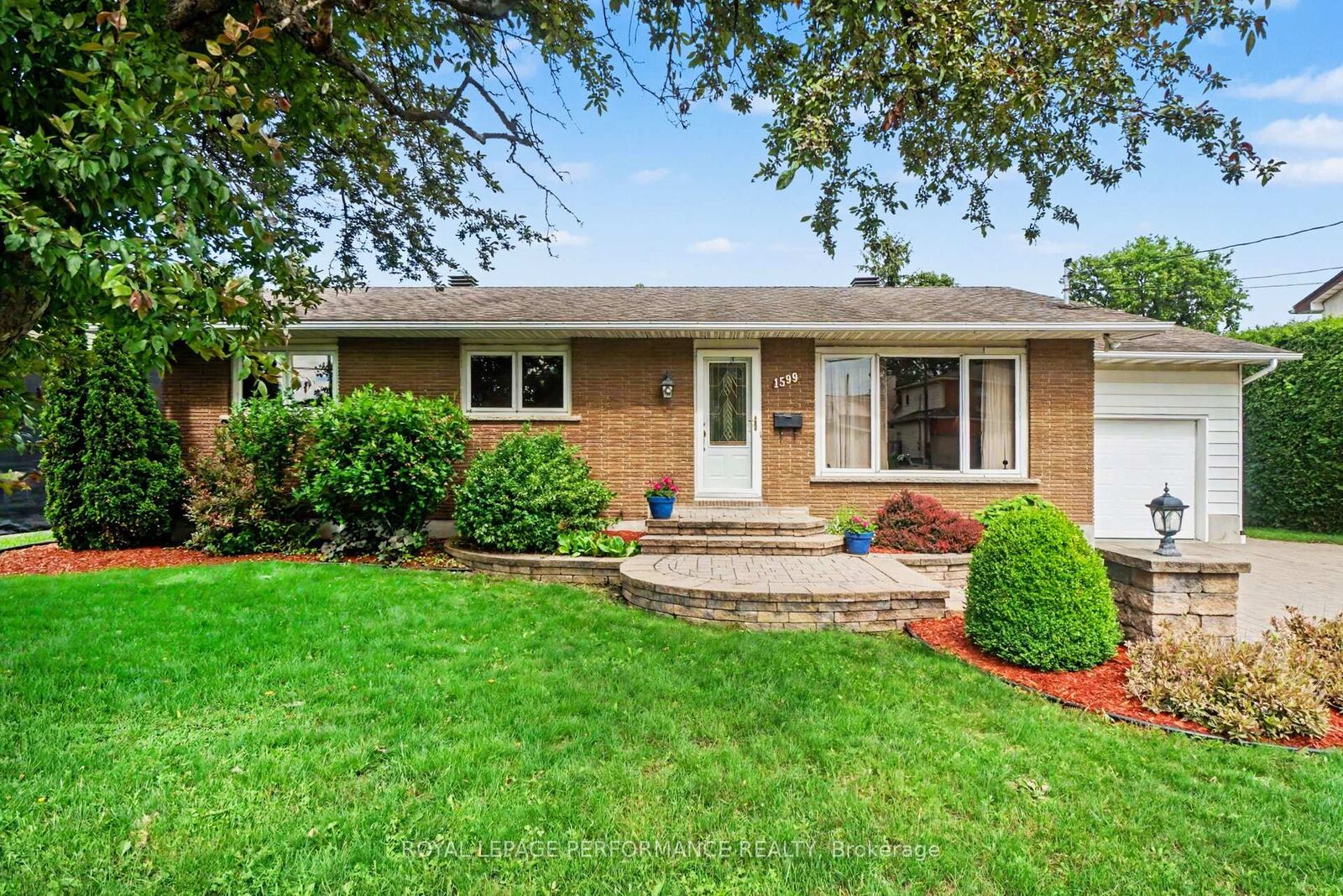 Property Photo: 1599 Maxime Street ON K1B 3K9