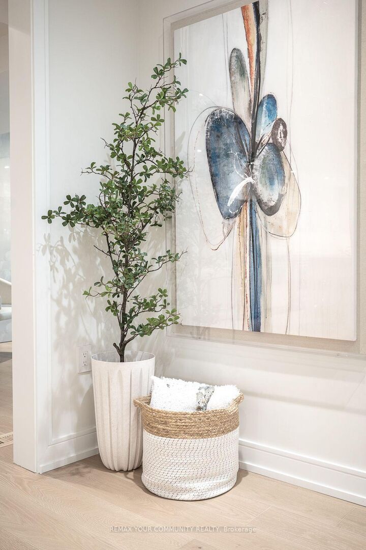 Property Photo: 354 Bessborough Drive ON M4G 3L2