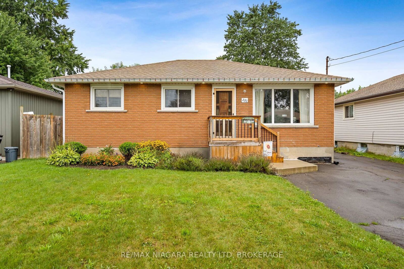 Property Photo: 220 Cutress Avenue ON L3C 2P8