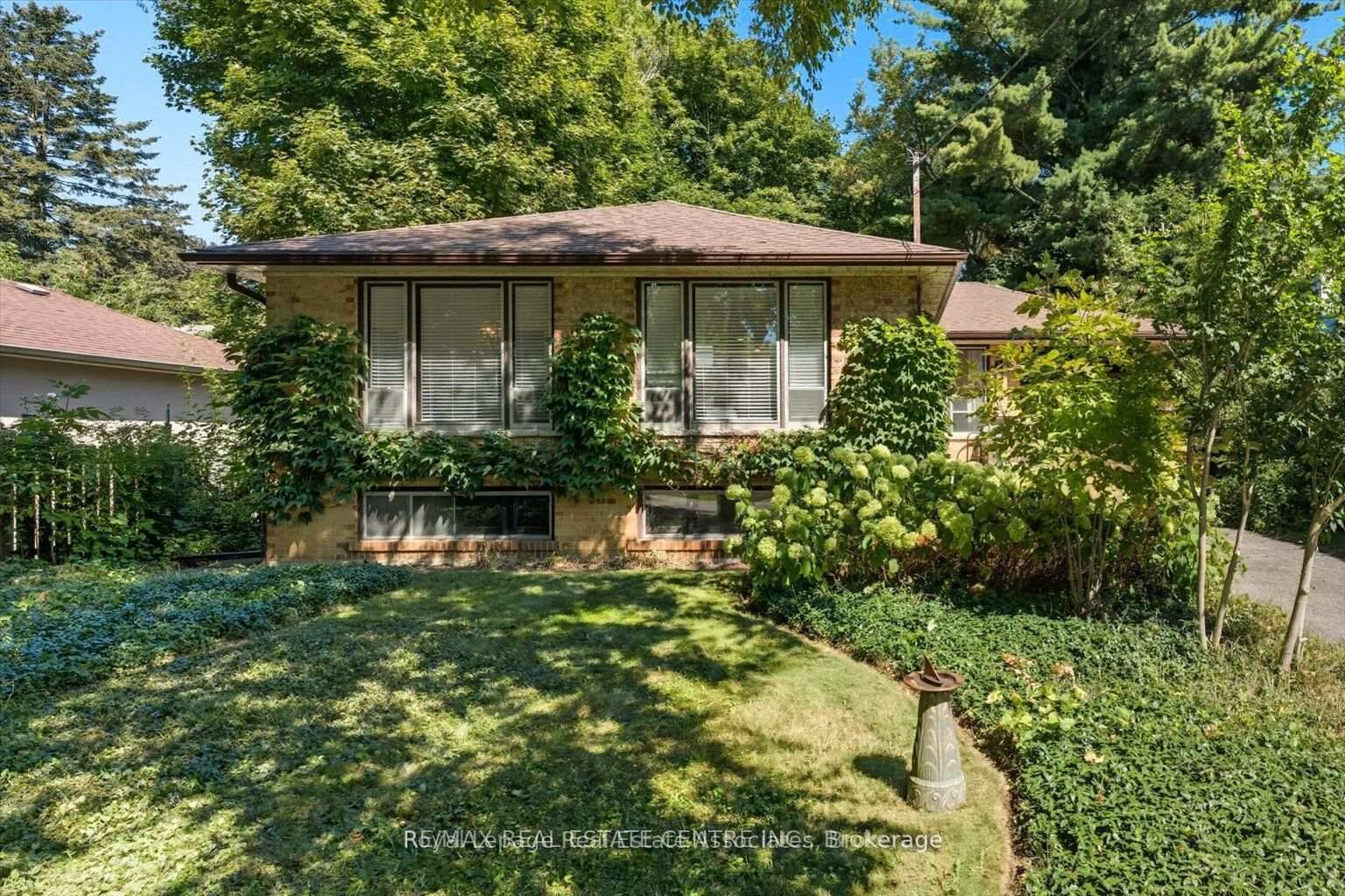 Property Photo:  1229 Welwyn Drive Upper  ON L5J 3J5 
