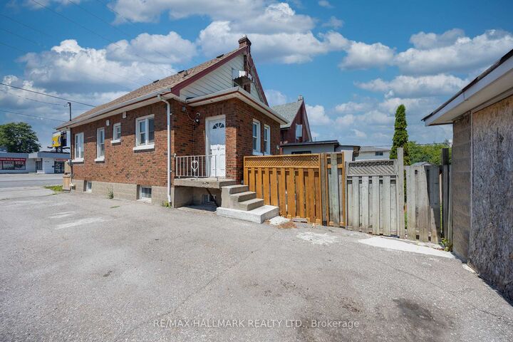 Property Photo: 559 Ritson Road S ON L1H 5K6