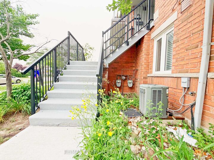 Property Photo: 4620 Guildwood Way 17 ON L5R 4H5
