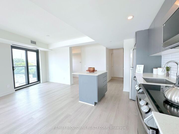 Property Photo: 3385 Dundas Street W 521 ON M6S 2S2