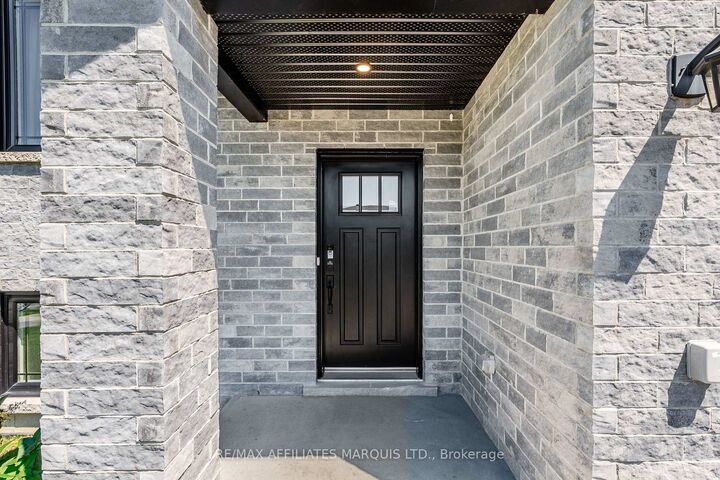 Property Photo: 2391 Watson Crescent ON K6H 0H8