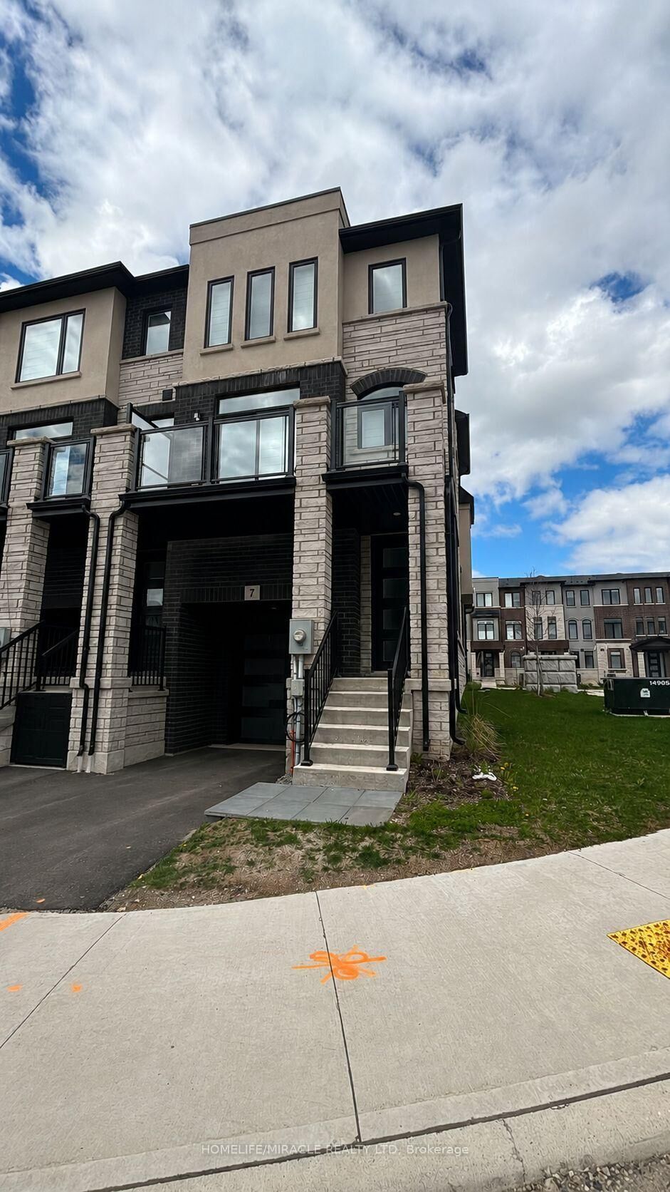 Property Photo:  155 Equestrian Way 7  ON N3E 0E8 