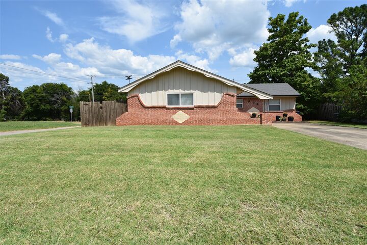 Property Photo:  924 Cherokee Street  OK 74868 