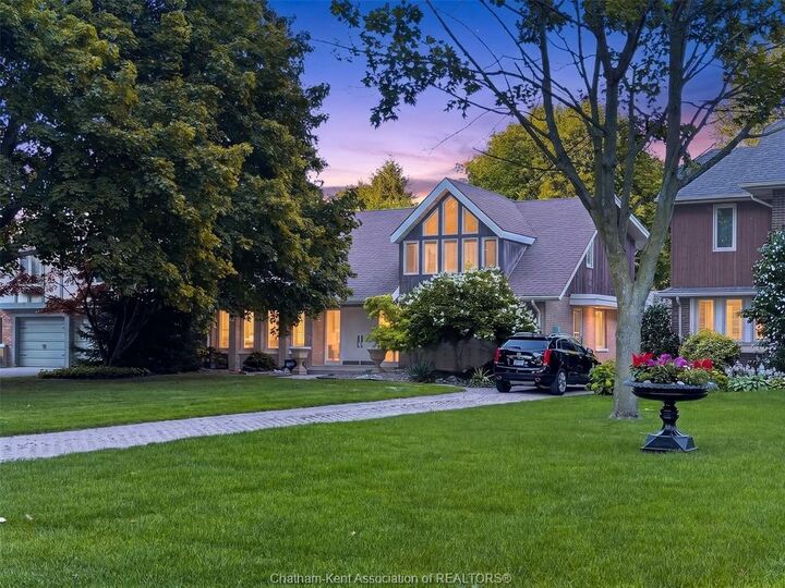 301 Victoria Avenue — photo 1