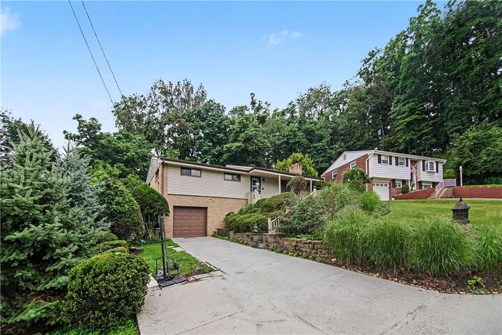 Property Photo: 405 Peters Dr PA 15116