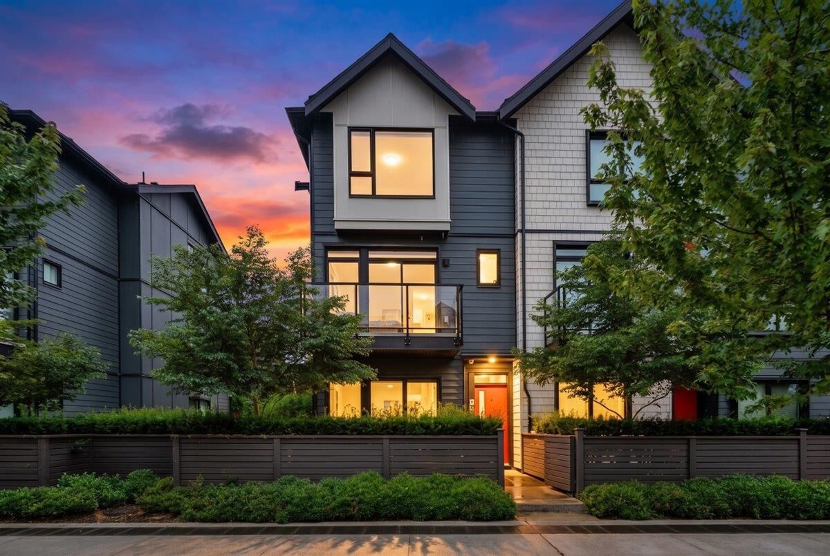Property Photo:  4662 Hemlock Way 105  BC V4M 0G1 