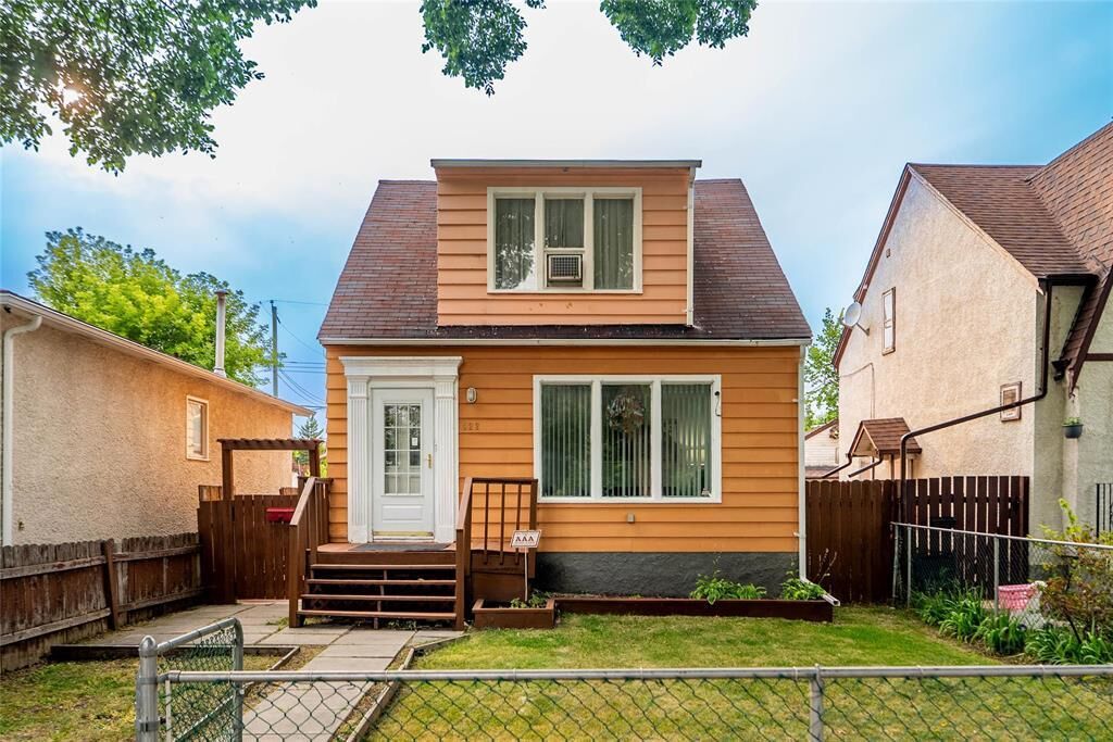Property Photo: 422 Powers Street MB R2W 4R4