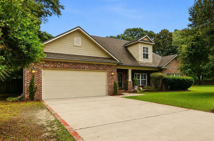 Property Photo:  638 NE Country Club Avenue  FL 32547 