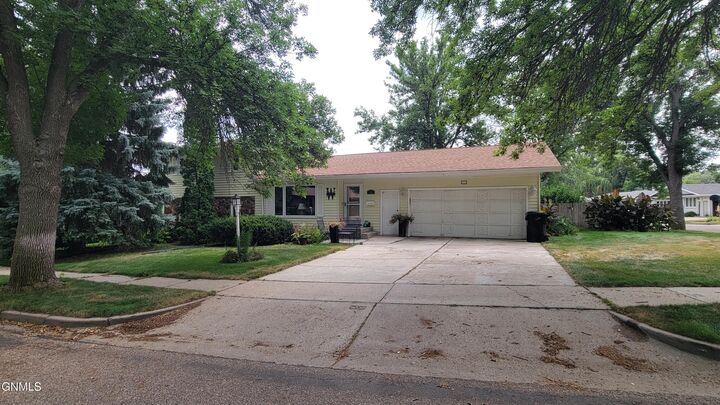 Property Photo:  103 Redstone Drive  ND 58503 