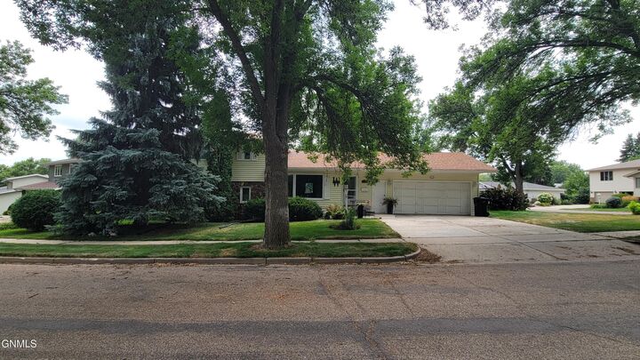Property Photo: 103 Redstone Drive ND 58503