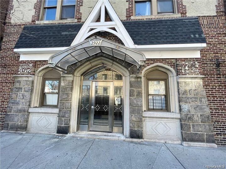 Property Photo: 2922 Barnes Avenue 6E NY 10467