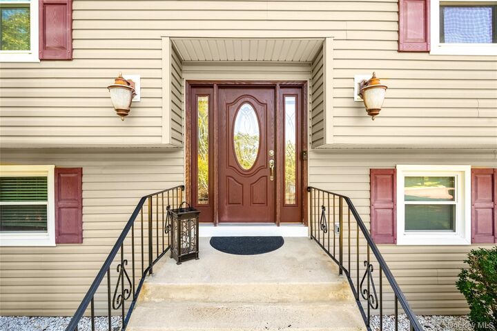 Property Photo:  4 Rockridge Drive  NY 10984 