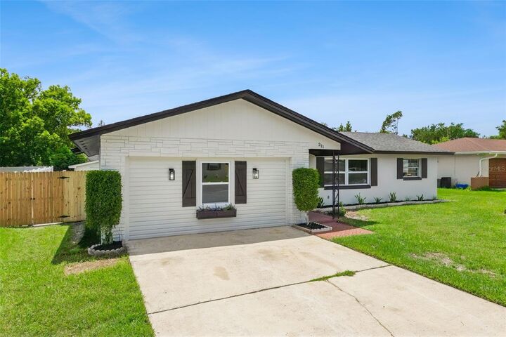 Property Photo: 211 Melissa Court FL 32773