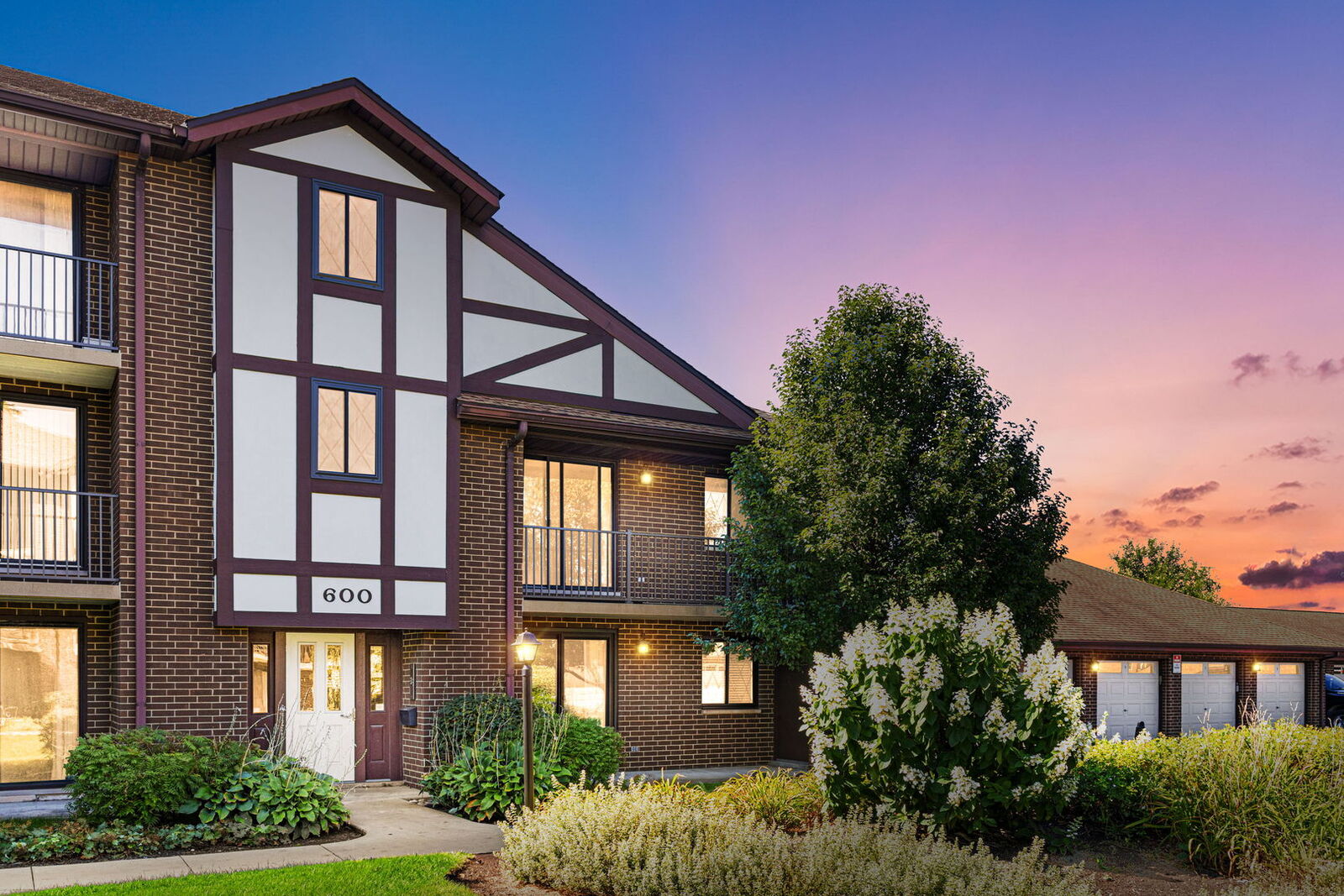 Property Photo:  915 N York Street 604  IL 60126 