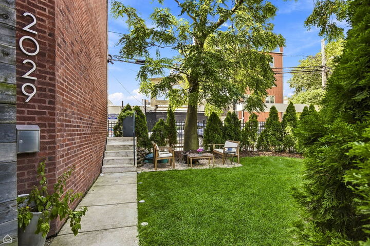 Property Photo:  2029 W George Street  IL 60618 