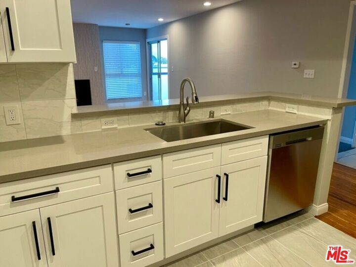 Property Photo:  7556 Hampton Avenue 304  CA 90046 