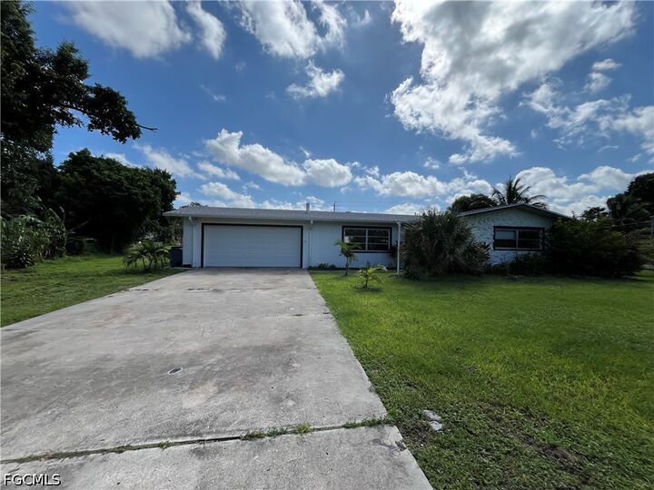 Property Photo:  2031 Maravilla Circle  FL 33901 
