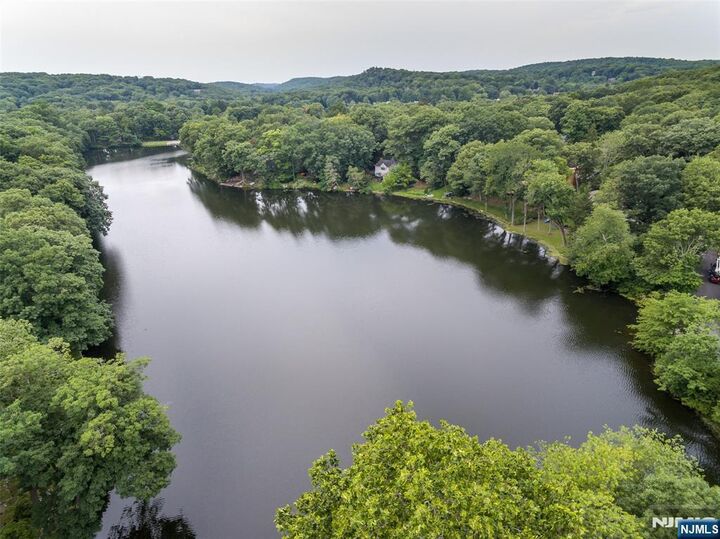 Property Photo:  23 Cabot Lane  NJ 07405 