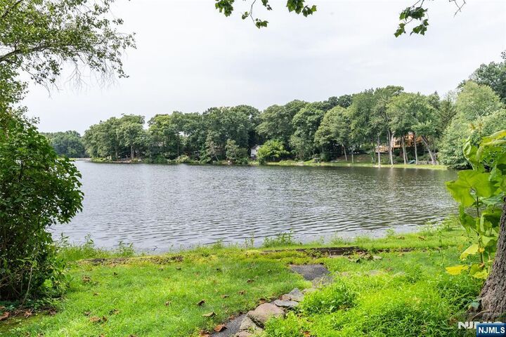 Property Photo:  23 Cabot Lane  NJ 07405 