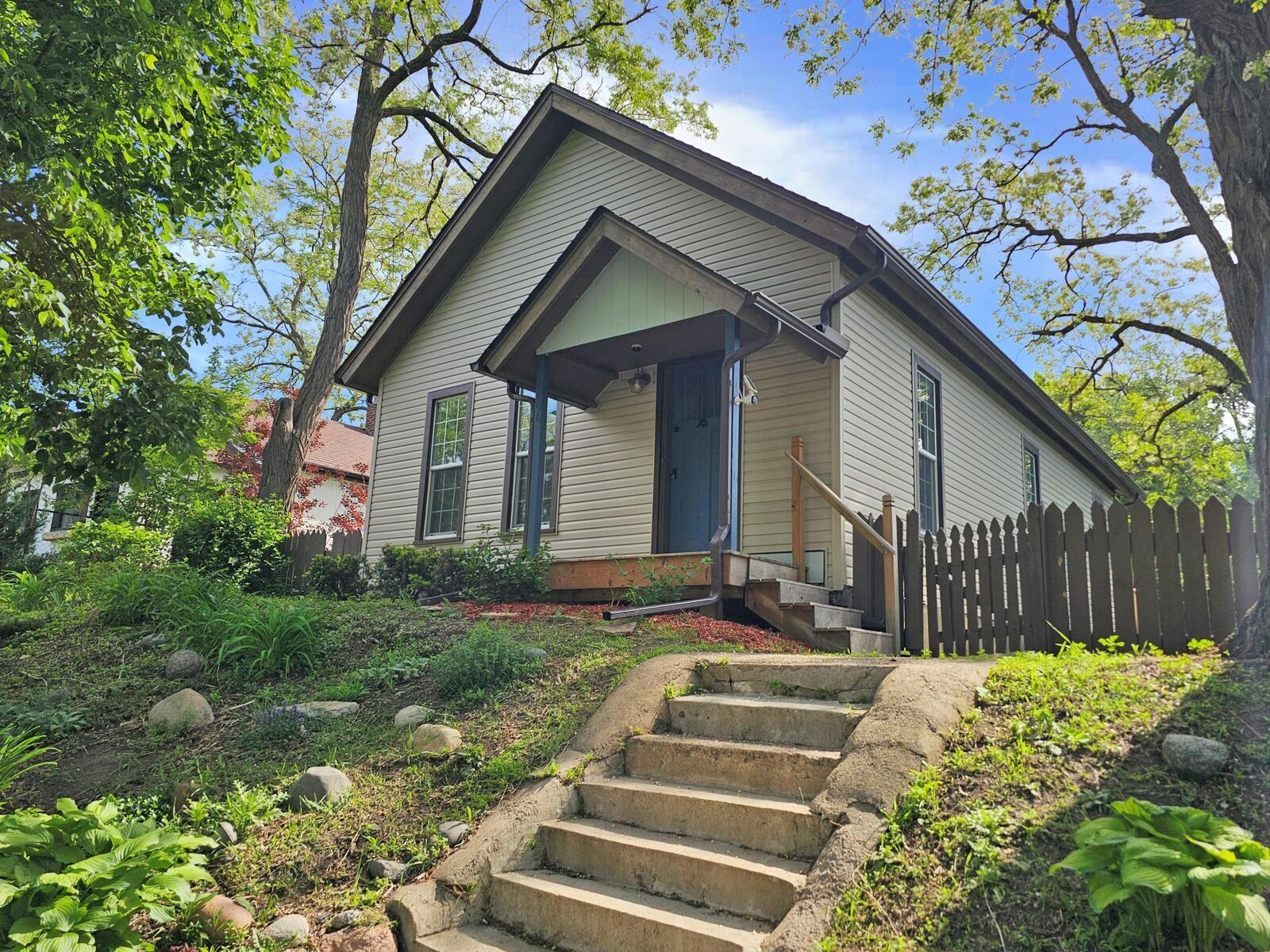 Property Photo:  906 Russell Street  MN 55106 