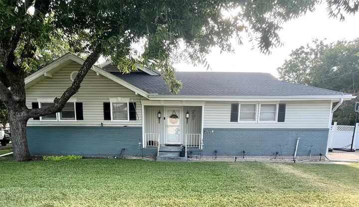 Property Photo:  200 N Bordon Street  TX 76655 